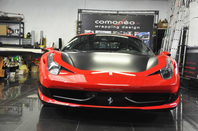 Personnalisation d'une Ferrari 458 Italia : Kit déco personnalisé avec adhésifs noir mat, satiné et brillant par Comonéo à Mundolsheim