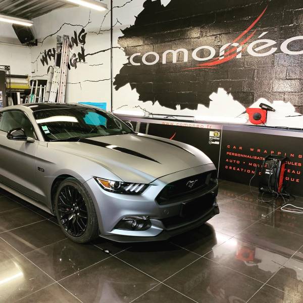 Personnalisation d'une Ford Mustang gris mat : un covering intégral réalisé par Comonéo à Mundolsheim